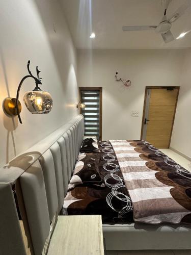 1BHk GUEST HOUSE, Jāmb