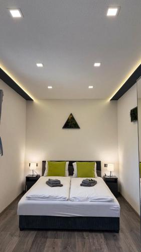 1 double bed, 1 twin bed