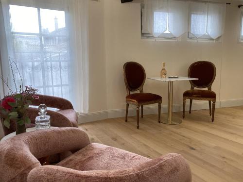 One-Bedroom Apartment image 9