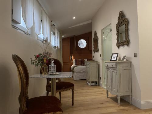 One-Bedroom Apartment image 5