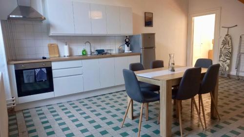 廚房, Le sillage de Balthus in 歐坦