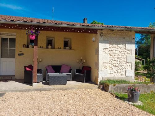 Large 4 bed house available for short stays gîte à louer Petit-Bersac