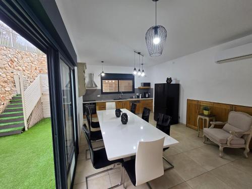 שקד באופק - וילה מקסימה עם 2 בריכות וג'קוזי מול החרמון in 梅圖拉