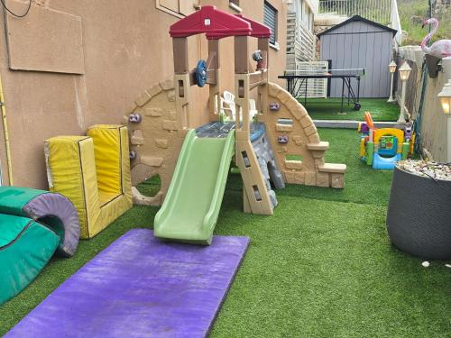 兒童遊樂場, שקד באופק - וילה מקסימה עם 2 בריכות וג'קוזי מול החרמון in 梅圖拉