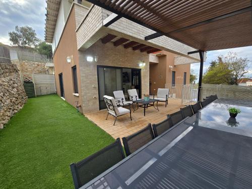 שקד באופק - וילה מקסימה עם 2 בריכות וג'קוזי מול החרמון in 梅圖拉