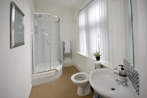 Bathroom, Sheridans Budget Accomodation in Wallasey