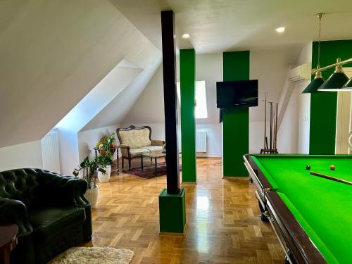 Villa Otolice obok Łowicza, 6 sypialni, basen, sauna, snooker, 50 minut od Warszawy i Łodzi
