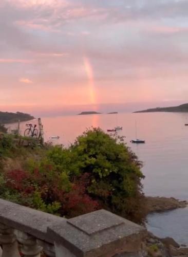 Vaade, Glandore Cliff Cottage Getaway - Sea Access with Private Pier in Glandore