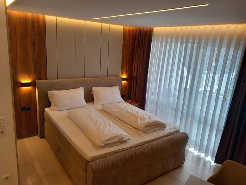 1 king bed, 1 twin bed