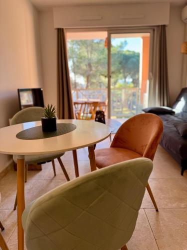 Beautiful apartment with pool, golf & beaches in Vallon de Coste