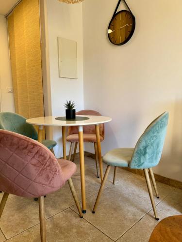 Beautiful apartment with pool, golf & beaches in Vallon de Coste