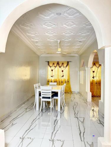 Oprema, Paradise Holiday home in Yundum