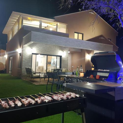 שקד באופק - וילה מקסימה עם 2 בריכות וג'קוזי מול החרמון in 梅圖拉