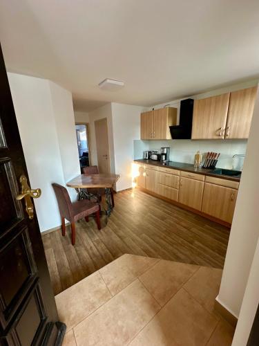 ห้องครัว, Ferienwohnung Gerdi in ฮอยเอิร์สแวร์ดา