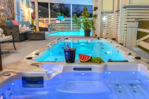 泳池, שקד באופק - וילה מקסימה עם 2 בריכות וג'קוזי מול החרמון in 梅圖拉