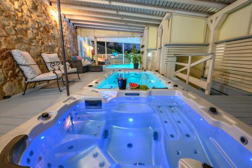 שקד באופק - וילה מקסימה עם 2 בריכות וג'קוזי מול החרמון in 梅圖拉