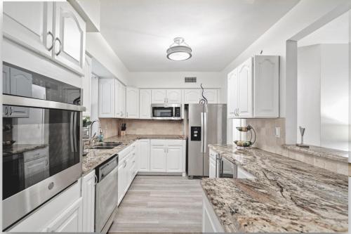 Villa Oasis Fort Lauderdale - Fun-Packed Family Home For 10 Near Hollywood Beach in Pembroke Pines, USA