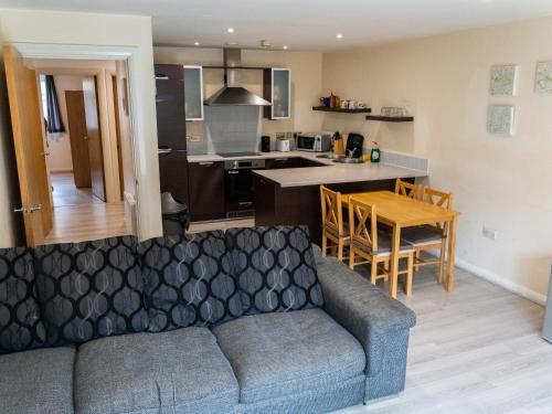 Comfortable Spacious 3 Bed, 2 Bedroom Apartment - Secure Parking - Close to Manchester City Centre and Old Trafford, Manchester