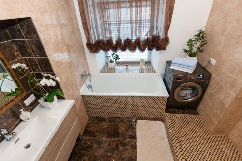 Deluxe Three-Bedroom Apartment - Didžioji Str. 33 image 10