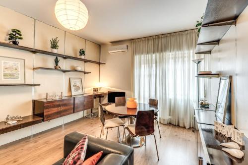 Zeus House, Roma