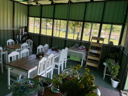 Restaurant, Sunshine Farms And Resort in Umsning