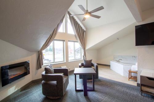 Suite with Hot Tub