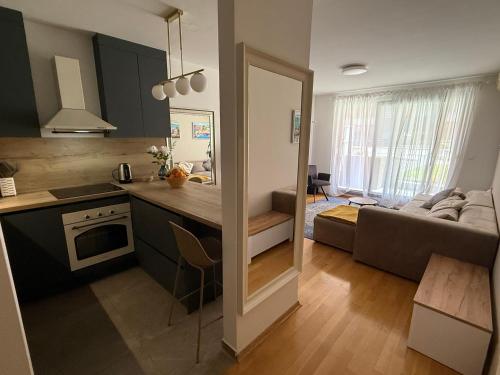 Konyha, Lake Garden - Cozy Two-Bedroom Apartment with flexible Check-In, Terrace, and Netflix in Blato