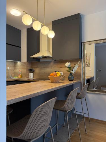 Konyha, Lake Garden - Cozy Two-Bedroom Apartment with flexible Check-In, Terrace, and Netflix in Blato