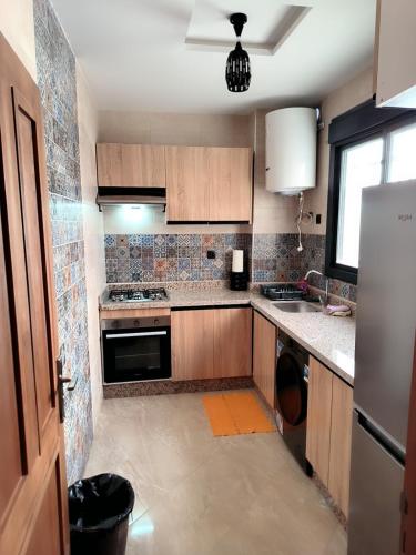 Kitchen, Ideal Emplacement Tanger 3 chambres,wifi,Netflix,Clim,Stade de Foot in Casabarata