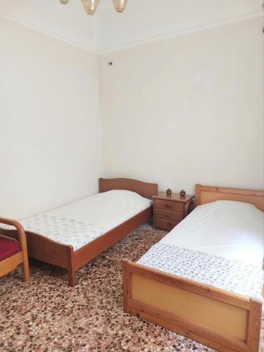 Room for 2 in a dormitory 5' from metro, Atény