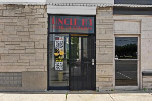 Cozy Louisville Apt with Parking Great Location - image 12