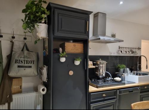 Chambre et animaux de la ferme in La Ferte-Frenel