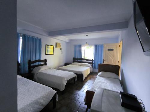 1 queen bed, 2 twin beds