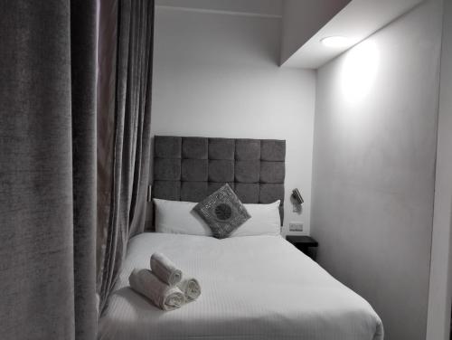 One-Bedroom Apartment image 8