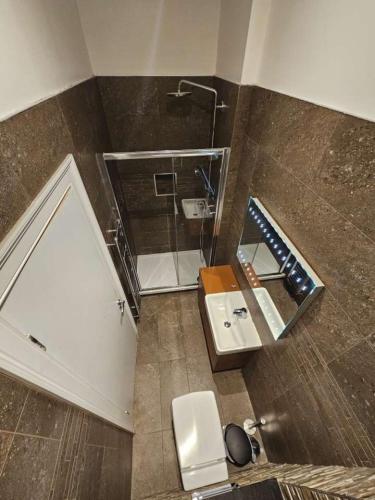 Double Room With Private En-suite, Edinburgh (photo 8)