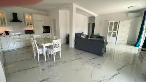 Two-Bedroom Apartment with Terrace image 9
