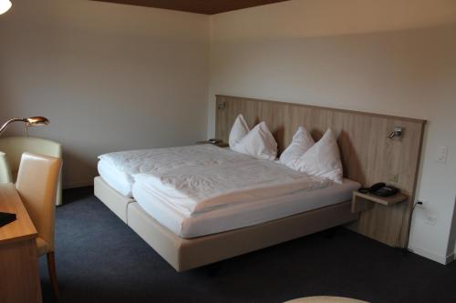 3 twin beds