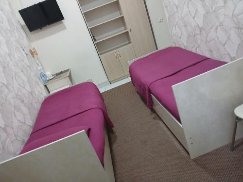 2 queen beds
