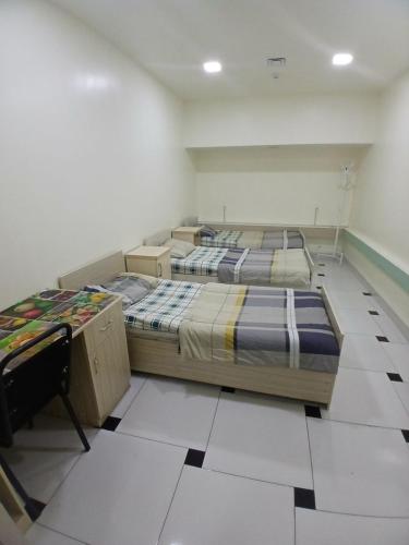 3 queen beds
