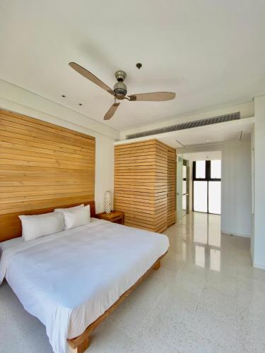 Two-Bedroom Apartment with Balcony and Sea View image 10