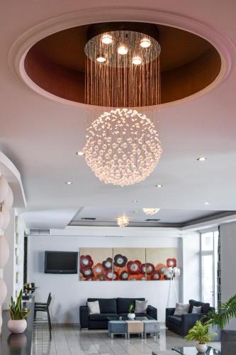 출입구, Hotel Astron in 카디차