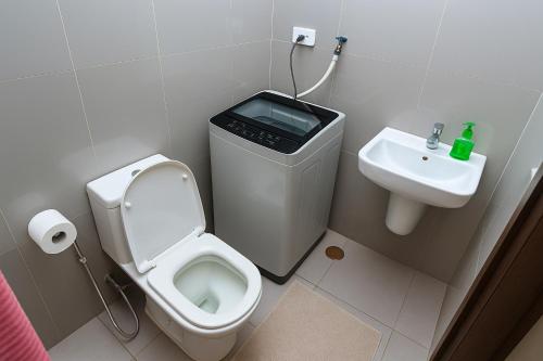 SkyVista Luxe Makati Staycation Pool Gym Netflix 5637, Manila