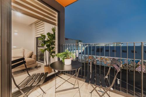 Central 1BR - Bath BBQ & Full Kitchen