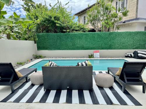 The Hibiscus House - King Suite, Terrace, and Pool in Aguadilla