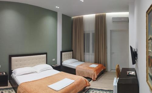 1 double bed, 1 twin bed