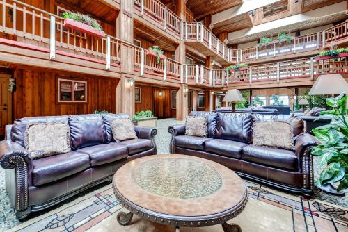 Shared lounge/TV area, One-Bedroom Atrium Condo 05 in Historic Downtown