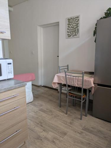 Cozy & Elegant 2-Bedroom in 內代克