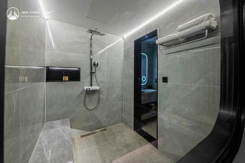 Standard Twin Room image 5