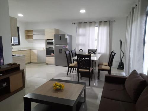 Rabbit Holiday - 3 Bedrooms Apt- 8 mins walk to the beach, Flic-en-Flac