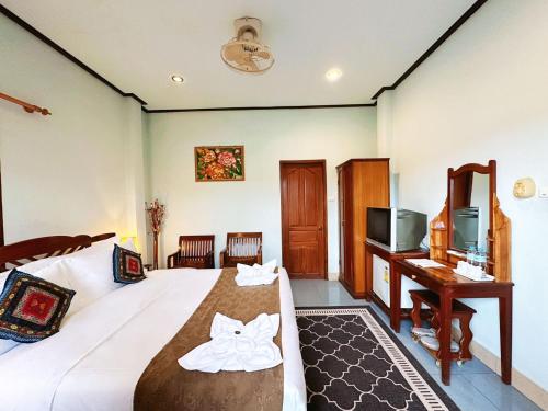 Deluxe Double Room with Balcony image 4